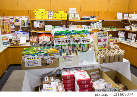 神湯温泉のお土産コーナー　冬の夜　新潟県魚沼市清本 121609374