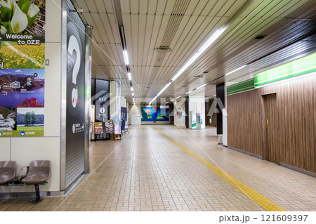 上越新幹線の停車駅　浦佐駅の構内　冬晴れの青空　新潟県南魚沼市浦佐 121609397