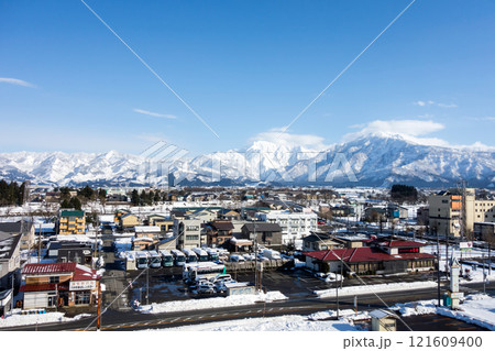 浦佐駅から東側の景色を眺める 上越新幹線の停車駅 冬晴れの青空 新潟県南魚沼市浦佐 浦佐駅から東側の景色を眺める 上越新幹線の停車駅 冬晴れの青空 新潟県南魚沼市浦佐 121609400