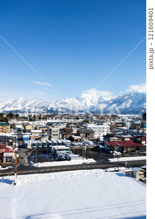 浦佐駅から東側の景色　上越新幹線の停車駅　冬晴れの青空　新潟県南魚沼市浦佐 121609401