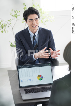 転職のキャリアカウンセリング、面談や面接、　自己紹介、コーチングやコンサルタントのビジネスイメージ 121609613