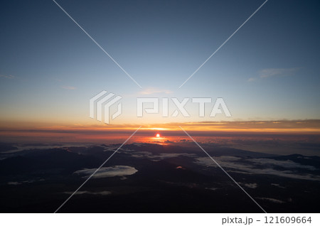 富士山山頂から見るご来光 121609664