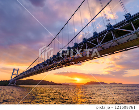 真下からみる夕方の瀬戸大橋 岡山県の田土浦公園 真下からみる夕方の瀬戸大橋 岡山県の田土浦公園 121609761