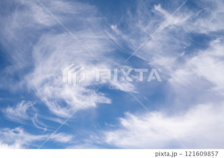 青空に白い雲 青空に白い雲 121609857