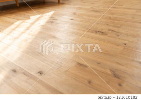 明るい部屋の床 121610182