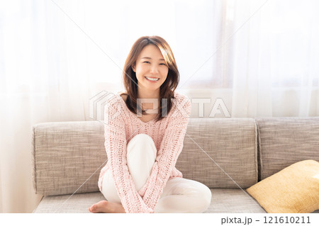 部屋でリラックスする若い女性 部屋でリラックスする若い女性 121610211