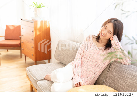 部屋でリラックスする若い女性 部屋でリラックスする若い女性 121610227