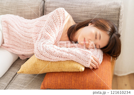 ソファで眠る女性 ソファで眠る女性 121610234