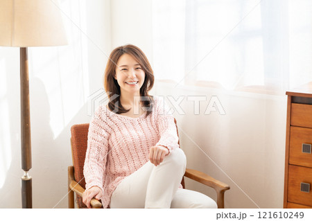 部屋でリラックスする若い女性 部屋でリラックスする若い女性 121610249