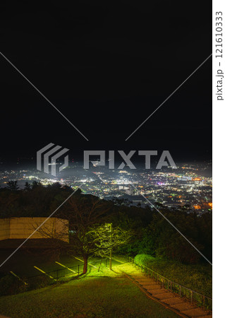 田原市の蔵王山展望台から見た田原市の街並みの風景(愛知県) 121610333