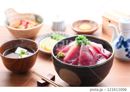 南紀勝浦港 マグロ丼 ( 生めばち鮪 )赤身、中トロ 南紀勝浦港 マグロ丼 ( 生めばち鮪 )赤身、中トロ 121611006