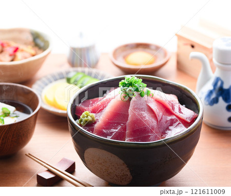 南紀勝浦港 マグロ丼 ( 生めばち鮪 )赤身、中トロ 南紀勝浦港 マグロ丼 ( 生めばち鮪 )赤身、中トロ 121611009
