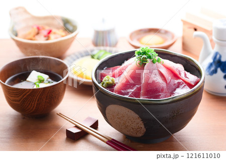 南紀勝浦港 マグロ丼 ( 生めばち鮪 )赤身、中トロ 南紀勝浦港 マグロ丼 ( 生めばち鮪 )赤身、中トロ 121611010