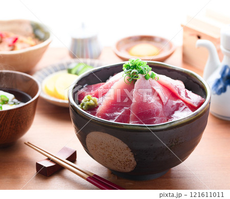 南紀勝浦港 マグロ丼 （ 生めばち鮪 ）赤身、中トロ 121611011