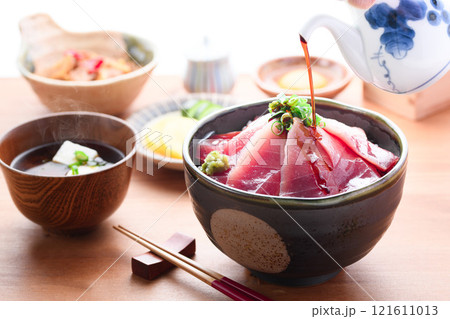 南紀勝浦港 マグロ丼 ( 生めばち鮪 )赤身、中トロ 南紀勝浦港 マグロ丼 ( 生めばち鮪 )赤身、中トロ 121611013