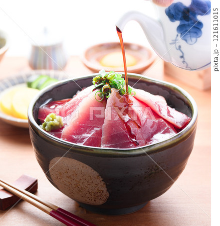 南紀勝浦港 マグロ丼 （ 生めばち鮪 ）赤身、中トロ 121611015