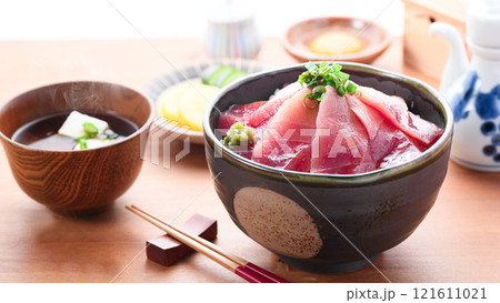 南紀勝浦港 マグロ丼 （ 生めばち鮪 ）赤身、中トロ 121611021