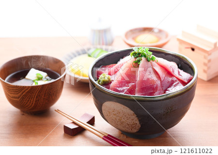 南紀勝浦港 マグロ丼 （ 生めばち鮪 ）赤身、中トロ 121611022