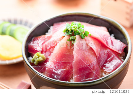 南紀勝浦港 マグロ丼 （ 生めばち鮪 ）赤身、中トロ 121611025