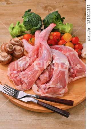 注）生肉の未加熱、未調理です。クリスマスのローストチキン、ローストレッグ用の骨付き鶏モモ肉、もも肉 121611331