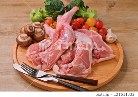 注）生肉の未加熱、未調理です。クリスマスのローストチキン、ローストレッグ用の骨付き鶏モモ肉、もも肉 121611332