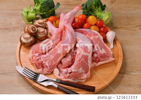 注）生肉の未加熱、未調理です。クリスマスのローストチキン、ローストレッグ用の骨付き鶏モモ肉、もも肉 121611333