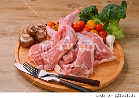 注）生肉の未加熱、未調理です。クリスマスのローストチキン、ローストレッグ用の骨付き鶏モモ肉、もも肉 121611335