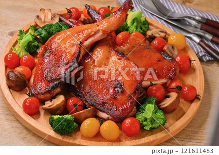 クリスマス用の手作りのローストチキン、ローストレッグ、クリスマスチキン、骨つき鶏モモ肉の照り焼き。 121611483