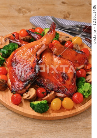 クリスマス用の手作りのローストチキン、ローストレッグ、クリスマスチキン、骨つき鶏モモ肉の照り焼き。 121611486