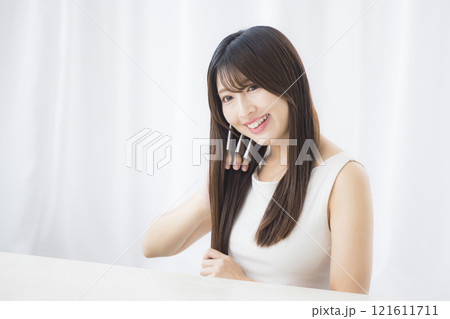 ヘアケアする若い女性 121611711