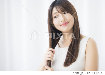 ヘアケアする若い女性 121611714