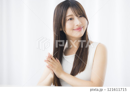 ヘアケアする若い女性 121611715