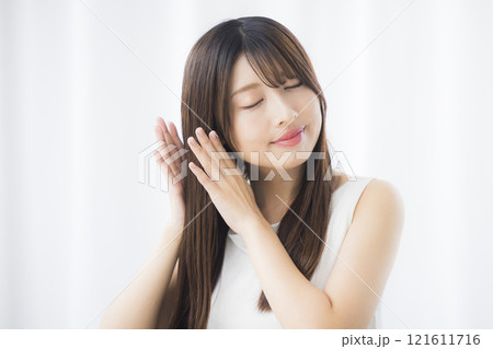 ヘアケアする若い女性 121611716