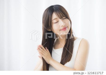 ヘアケアする若い女性 121611717