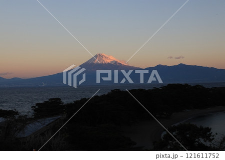 新春正月 朝日のあたり始めた富士山です。 新春正月 朝日のあたり始めた富士山です。 121611752