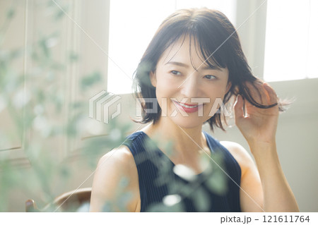 笑顔のミドル女性 笑顔のミドル女性 121611764