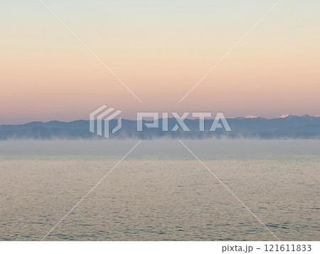 駿河湾に朝靄 121611833