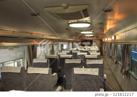 珍しい千鳥配列のシートが並ぶJR西日本「サロンカーなにわ」の車内 珍しい千鳥配列のシートが並ぶJR西日本「サロンカーなにわ」の車内 121612217