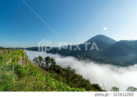 【日本100名城】秋の朝の津和野城　三十間台から見た雲海と青野山2　島根県鹿足郡津和野町 121612268