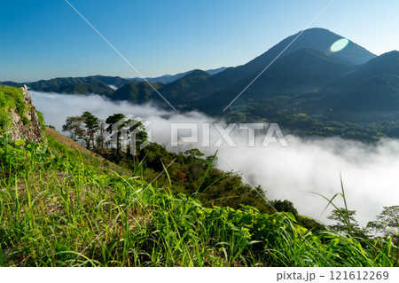 【日本100名城】秋の朝の津和野城　三十間台から見た雲海と青野山3　島根県鹿足郡津和野町 121612269