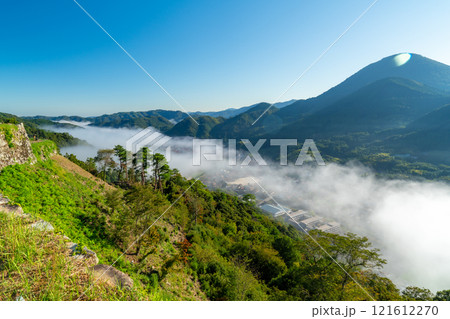 【日本100名城】秋の朝の津和野城　三十間台から見た雲海と青野山4　島根県鹿足郡津和野町 121612270
