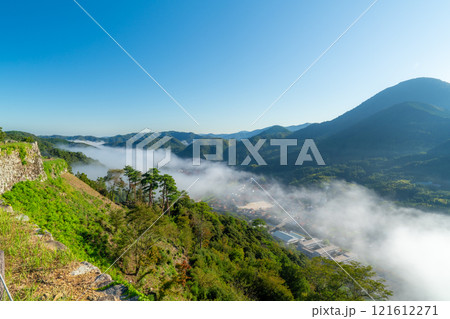 【日本100名城】秋の朝の津和野城　三十間台から見た雲海と青野山5　島根県鹿足郡津和野町 121612271