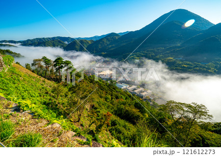【日本100名城】秋の朝の津和野城 三十間台から見た雲海と青野山7 島根県鹿足郡津和野町 【日本100名城】秋の朝の津和野城 三十間台から見た雲海と青野山7 島根県鹿足郡津和野町 121612273