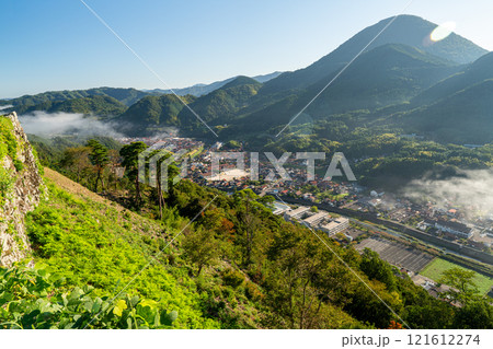 【日本100名城】秋の朝の津和野城 三十間台から見た津和野の町 島根県鹿足郡津和野町 【日本100名城】秋の朝の津和野城 三十間台から見た津和野の町 島根県鹿足郡津和野町 121612274