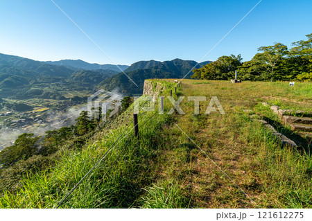 【日本100名城】秋の朝の津和野城　三十間台と少し残る雲海　島根県鹿足郡津和野町 121612275