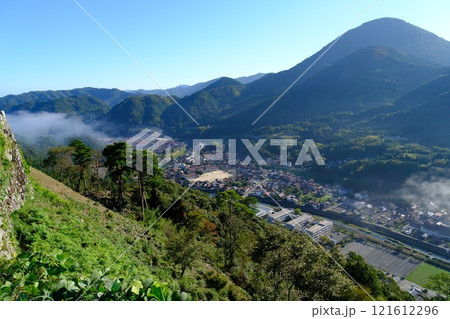 【日本100名城】秋の朝の津和野城　三十間台から見た津和野の町と青野山　島根県鹿足郡津和野町 121612296