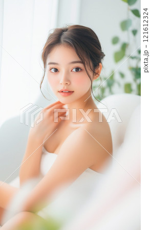 バスローブをまとう女性_ビューティーイメージ1 バスローブをまとう女性_ビューティーイメージ1 121612324