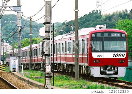 試運転表示で停車中の京浜急行電鉄1000形 試運転表示で停車中の京浜急行電鉄1000形 121612329