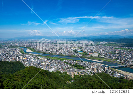 岐阜県/ 岐阜城横の展望台から見る夏の街の眺望 121612621