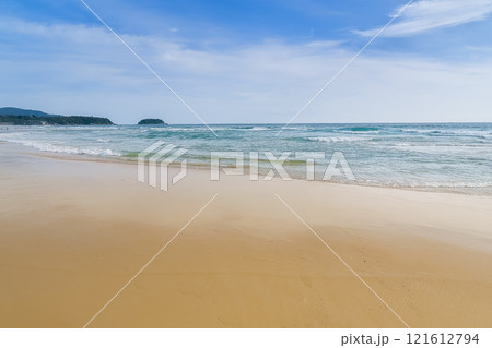 遠浅の砂浜とエメラルドグリーンの海 / Karon Beach, Phuket, Thailand 遠浅の砂浜とエメラルドグリーンの海 / Karon Beach, Phuket, Thailand 121612794